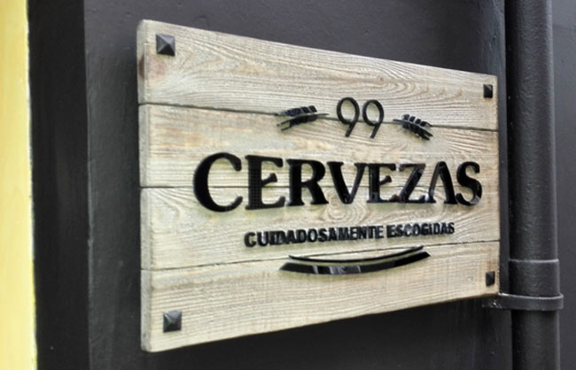 Tienda física y online de cervezas artesanales. Imagen de la placa de fachada pared de empresa en la calle Burriana.